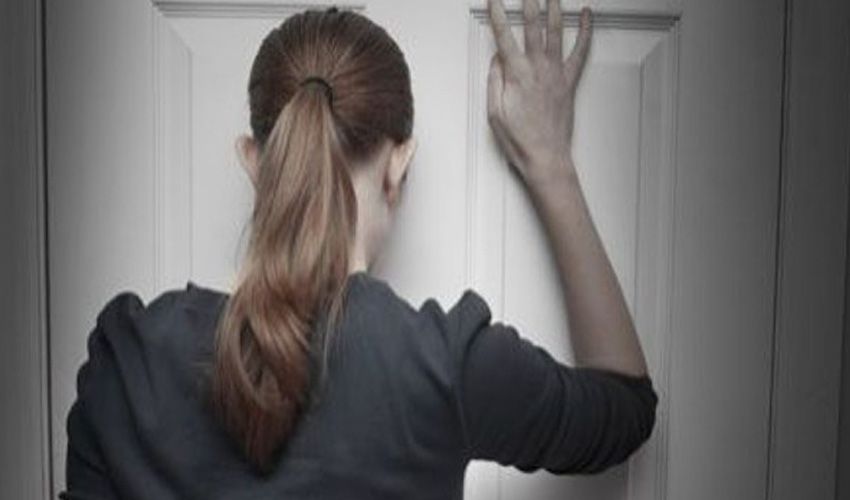Inwoonster wacht voor haar dichte deur in Kunrade Inwoonster wacht voor haar dichte deur in Kunrade
